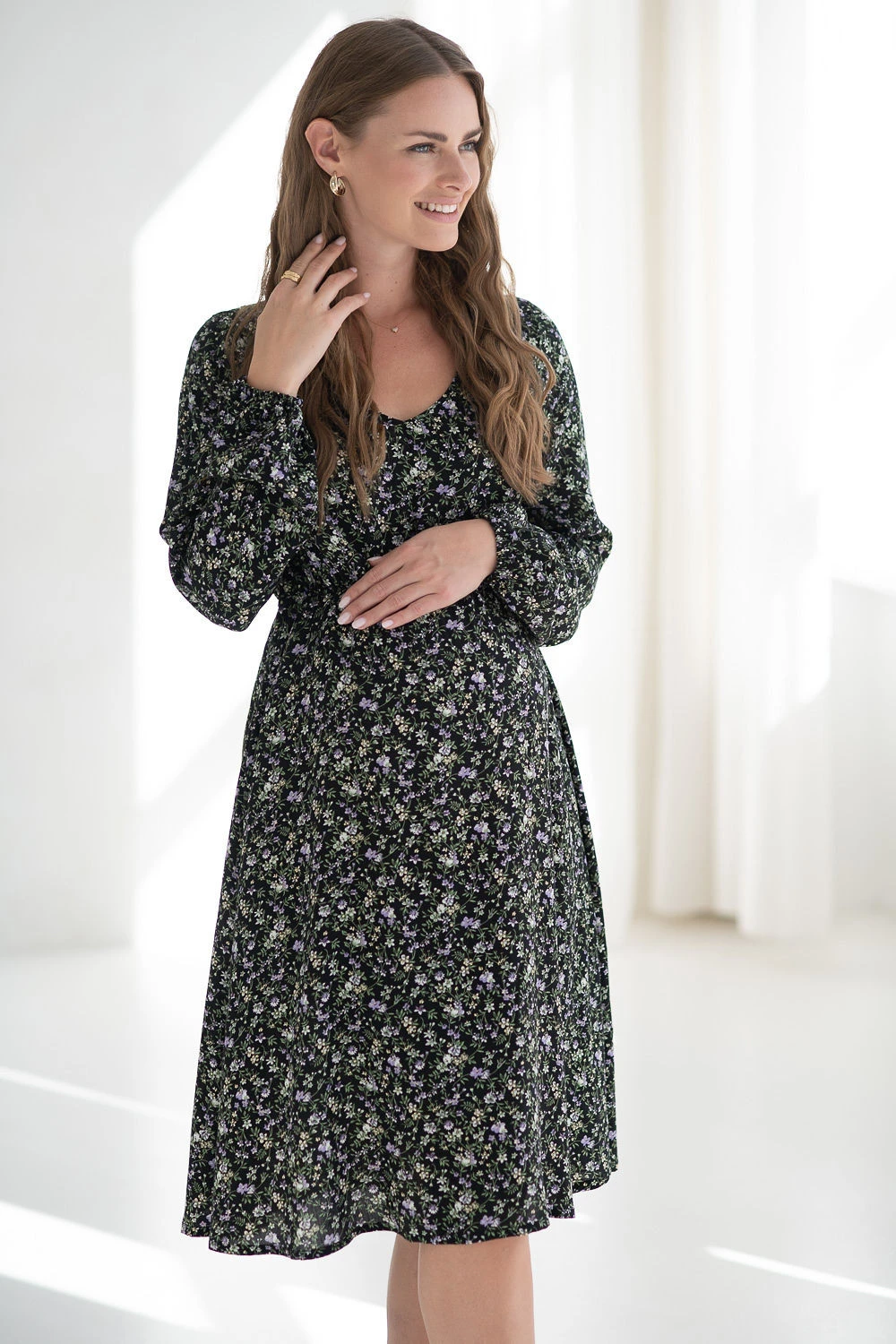 Sukienka ciążowa i do karmienia Lovely Dress Midi rękaw długi czarna w kwiatuszki