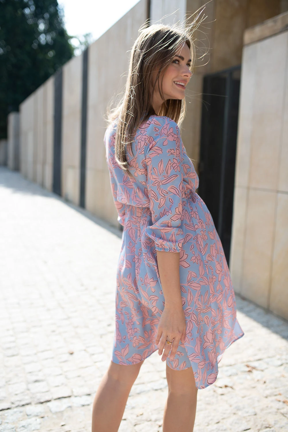 Sukienka ciążowa do karmienia Lovely Dress rękaw 3/4 różowe kwiaty na błękicie