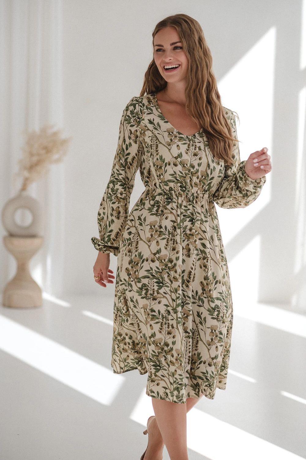 Sukienka ciążowa i do karmienia z lnem Lovely Dress Midi w zielone kwiaty