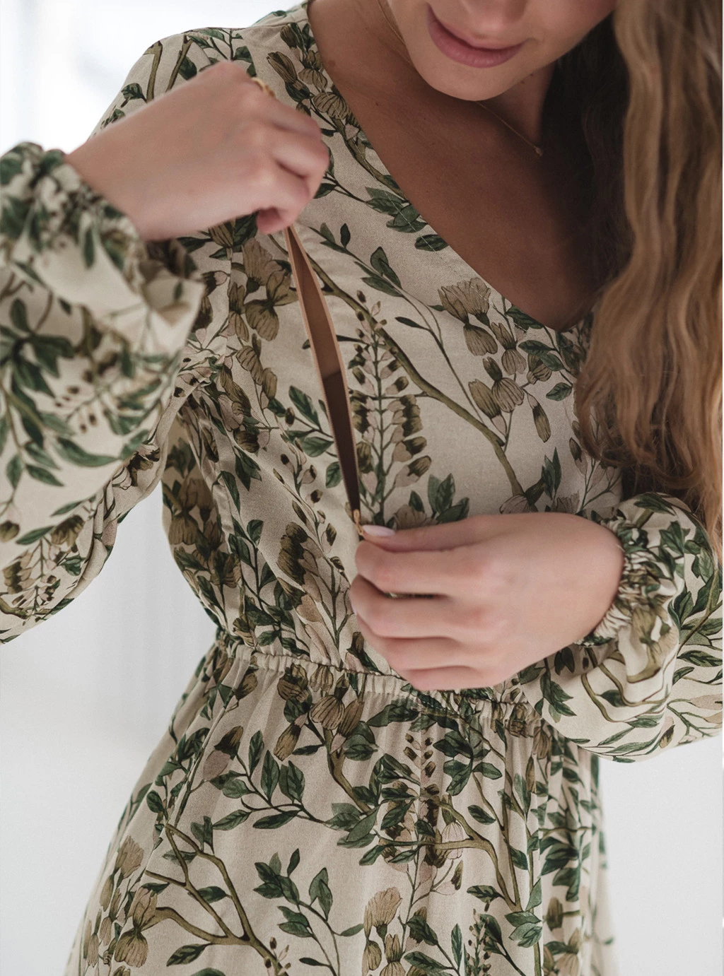 Sukienka ciążowa i do karmienia z lnem Lovely Dress Midi w zielone kwiaty