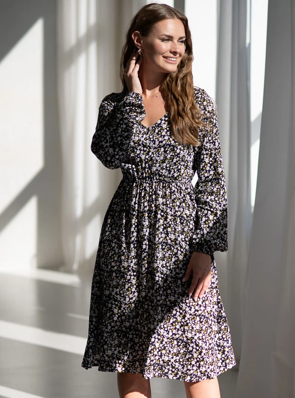 Sukienka ciążowa i do karmienia Lovely Dress Midi rękaw długi granatowa w jasne kwiatki