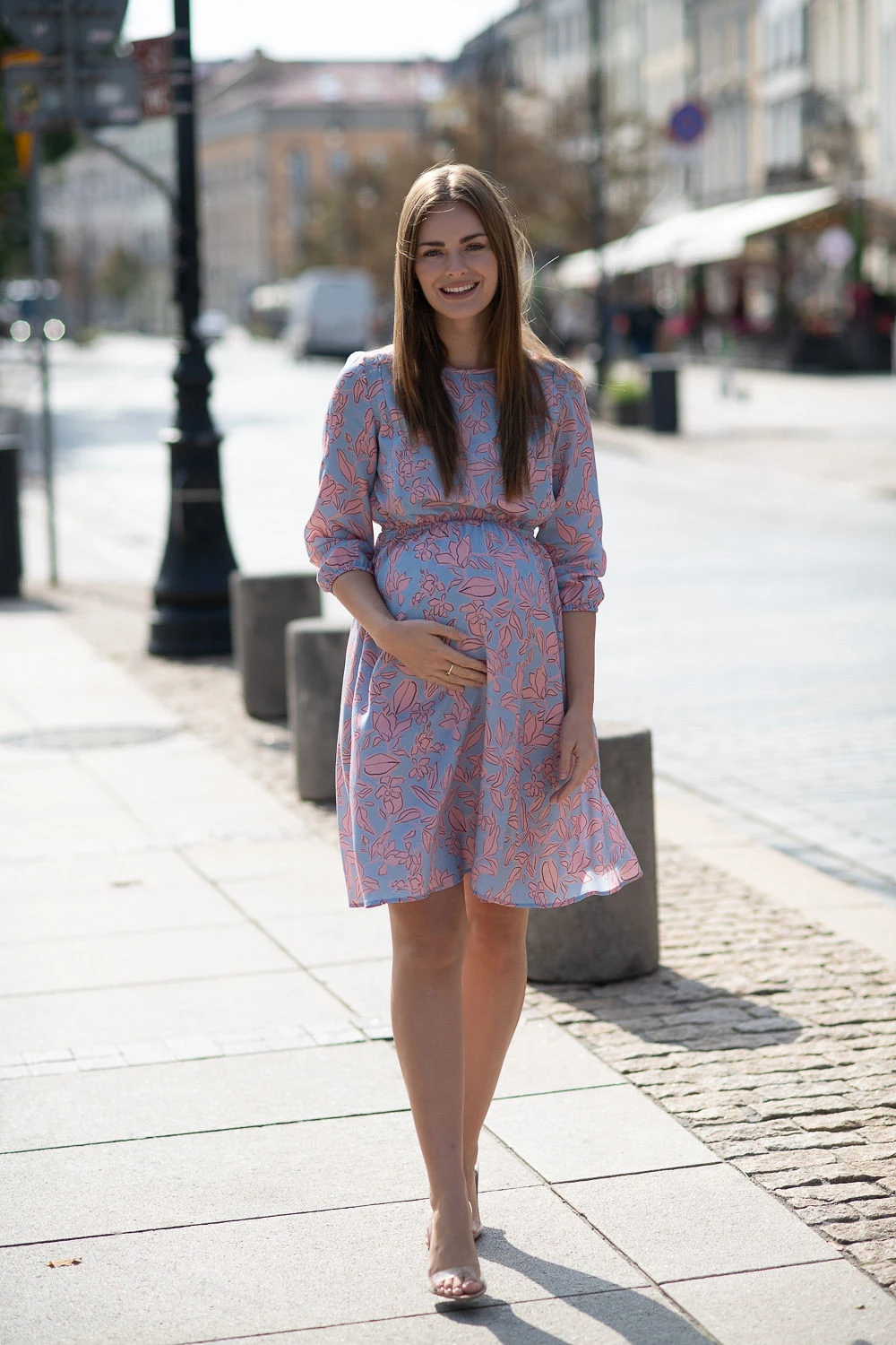 Sukienka ciążowa do karmienia Lovely Dress rękaw 3/4 różowe kwiaty na błękicie