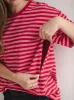 T-shirt ciążowy i do karmienia Mamahood czerwono-różowe paski
