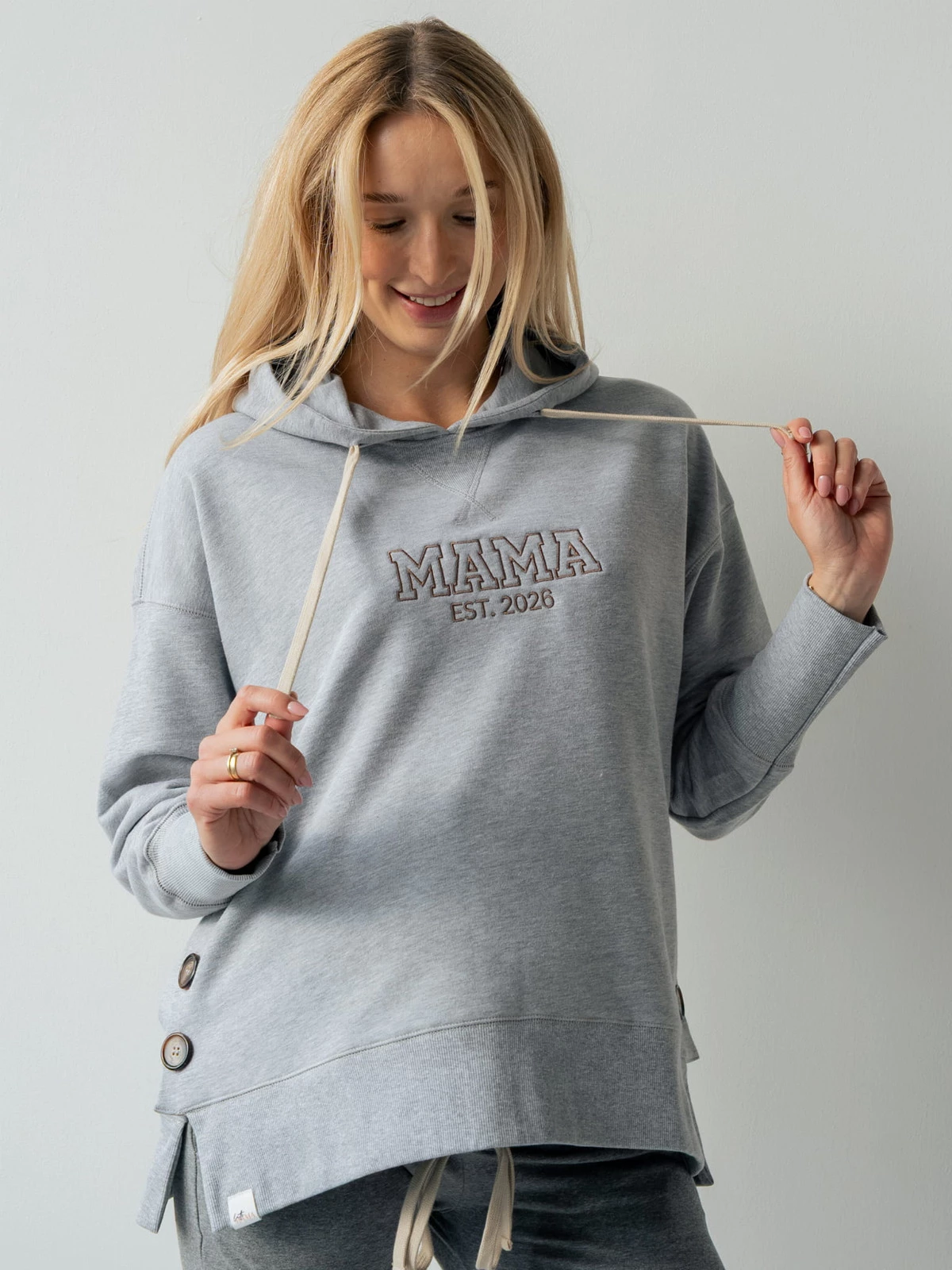 MAMA EST. 2026- bluza ciążowa szara