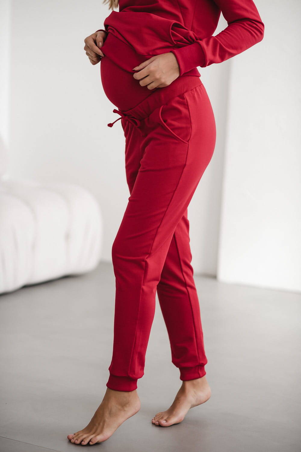 Ciążowe spodnie dresowe karminowa czerwień
